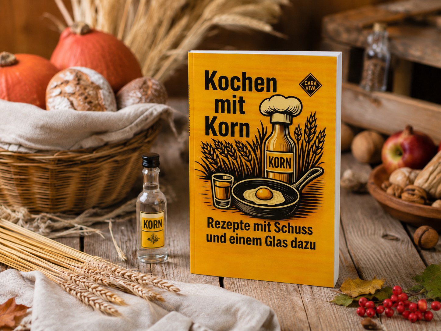 Kochen mit Korn vor einem Korb mit Brotlaiben, daneben Kürbisse, Weizenähren und eine kleine Kornflasche